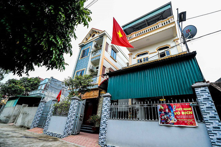 Được biết, căn nhà của gia đình cầu thủ Quang Hải được xây trên mặt đất nền với tổng diện tích đất lên đến 200m2. Để đi lại đỡ vất vả, chàng tiền vệ tài hoa trước đó cũng tậu luôn xế hộp cho bố mẹ nhân ngày Vu Lan.