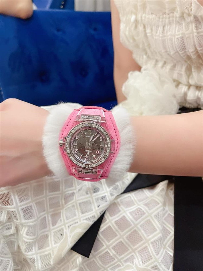 Trước đó, Đoàn Di Băng từng khoe được chồng đại gia tặng chiếc đồng hồ Big Bang One Click With Pink Sapphire Diamonds của thương hiệu Hublot.