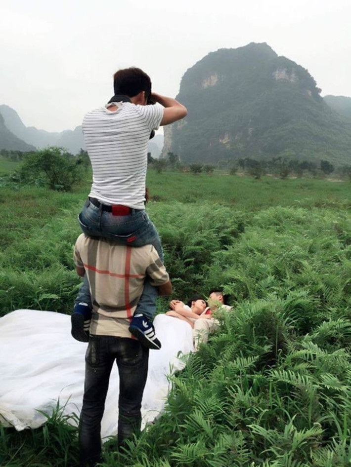Tuy nhiên ít ai biết được rằng đằng sau nhiều bộ ảnh cưới đẹp lung linh chính là hậu trường vô cùng hài hước, thậm chí là "khắc nghiệt".