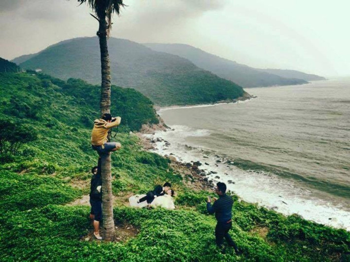 Nhiếp ảnh gia hình cưới còn phải học thêm tài lẻ trèo cây.