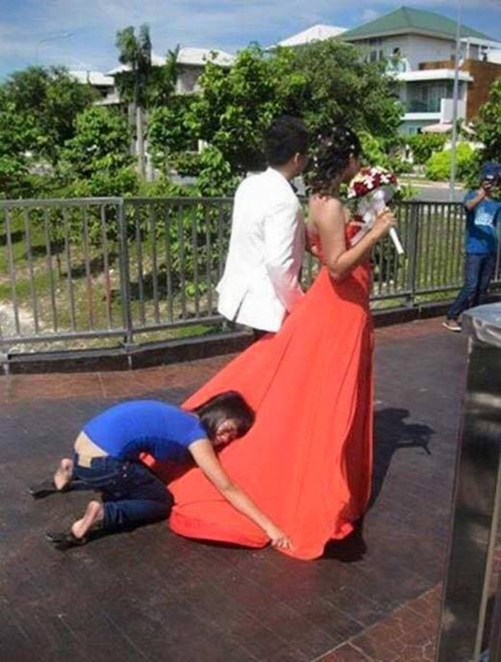 Phía sau một bức ảnh cưới đẹp là bóng dáng của... người cầm váy.