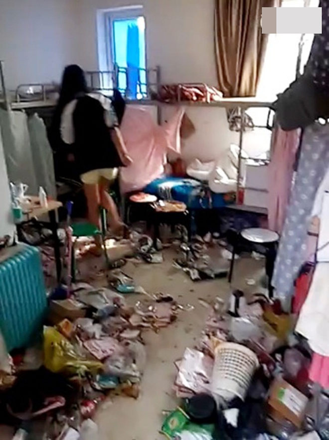 Thậm chí, căn phòng bừa bộn đến mức không còn chỗ để bước chân vào.