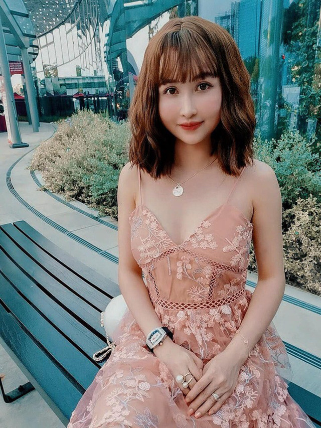 Ở độ tuổi trung niên nhưng vợ Minh Nhựa. thường xuyên đăng tải những bộ ảnh khoe thân hình nóng bỏng trong những "bộ cánh" hơi màu mè, diêm dúa.