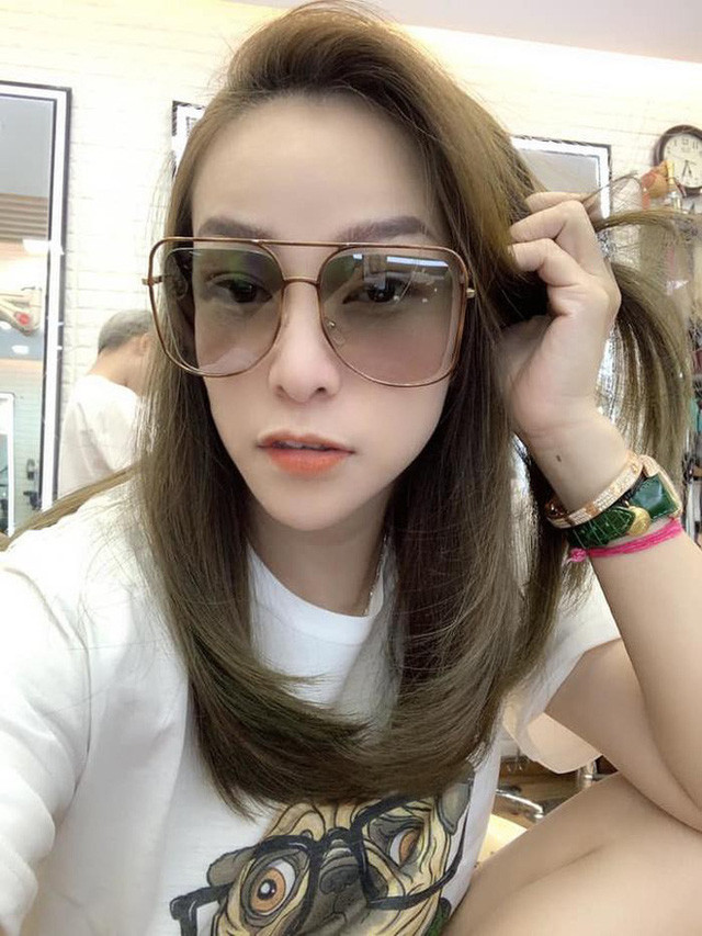 Vợ cả Minh Nhựa sở hữu nhan sắc sang trọng, trẻ trung hơn hẳn tuổi thật, phong cách thời trang tuy đơn giản nhưng toát lên sự lịch thiệp.
