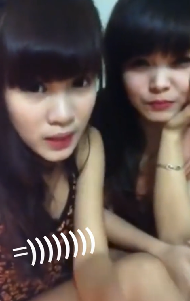 Mới đây cư dân mạng bất ngờ đào lại đoạn clip của hai nàng hot girl vào thời điểm 12 năm về trước. Lúc này hai cô gái “Dung so cute” và “Dung baby” có những tâm sự trải nghiệm dọn nhà cận Tết.