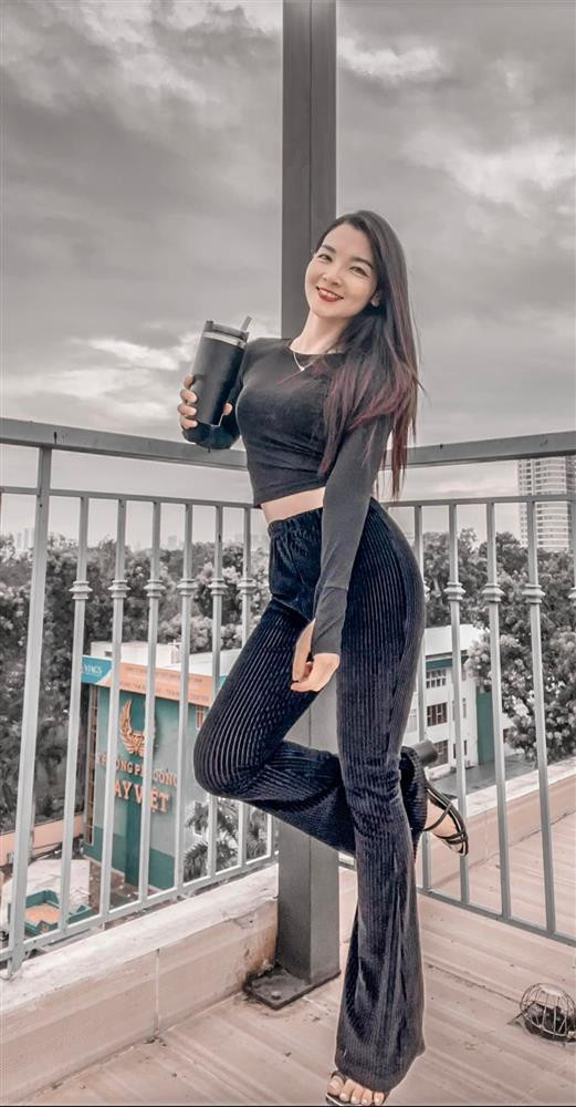 Dù đã sinh con nhưng cô vợ này vẫn sở hữu một vóc dáng mảnh mai, chiều cao lý tưởng, gương mặt góc cạnh.