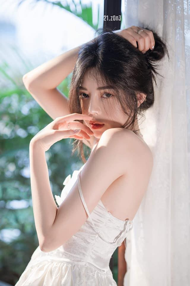 Hằng Kin là gương mặt streamer giải trí, kiêm người mẫu ảnh nhận được sự yêu mến của nhiều bạn trẻ trên mạng xã hội.