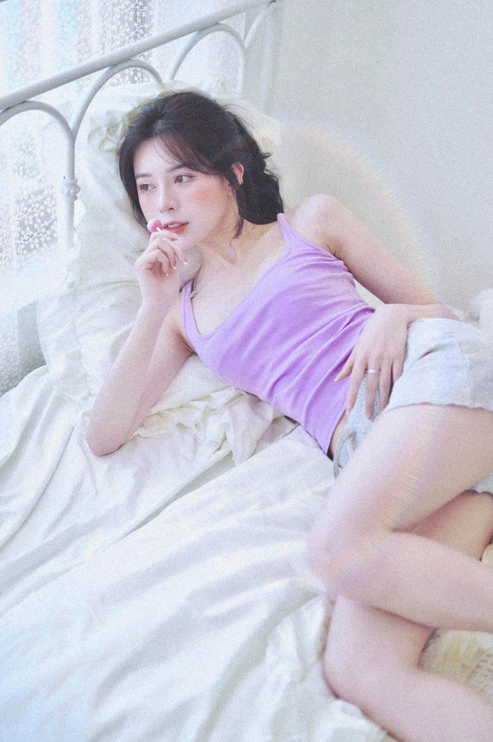Bên cạnh nghề streamer, với thế mạnh ngoại hình sở hữu chiều cao 1m68 và số đo 3 vòng là 80-58-85 nên cô nàng cũng trở thành gương mặt người mẫu ảnh được nhiều nhiếp ảnh gia và nhãn hàng yêu thích.