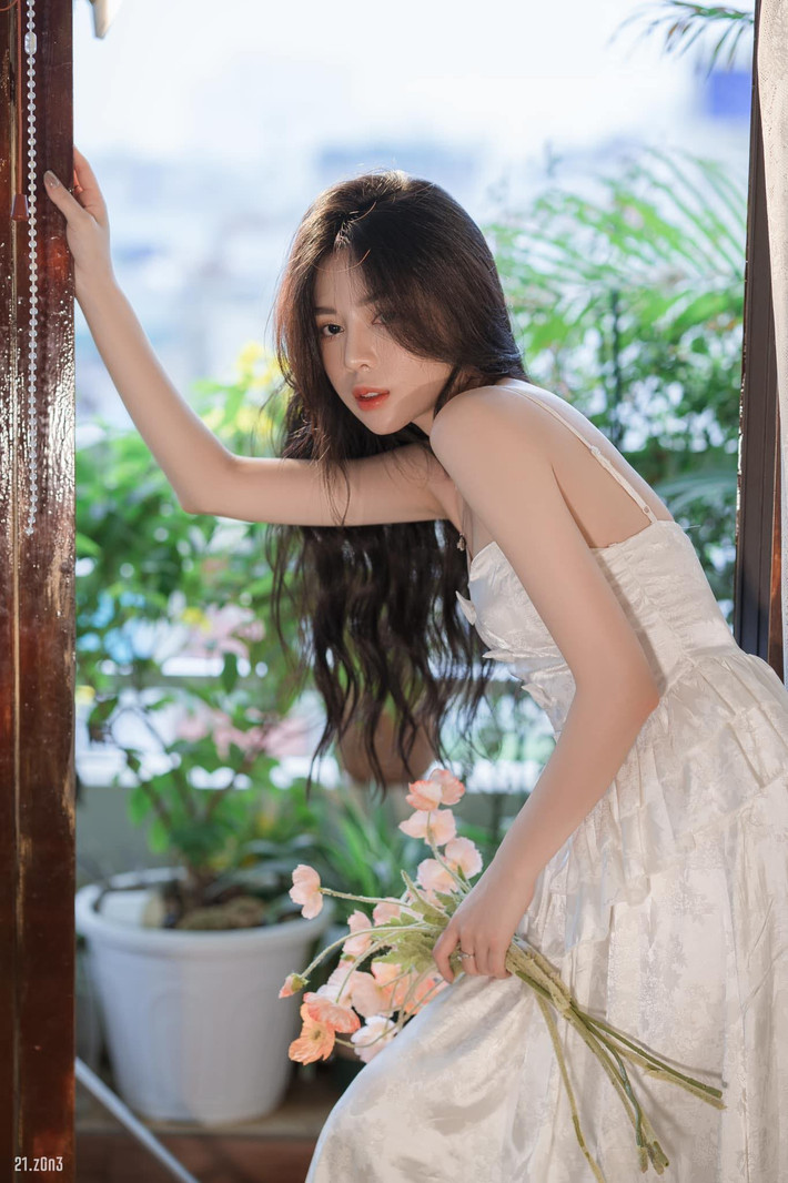 Nữ streamer Hằng Kin, hay còn được biết đến với nick name Bé Hằng, tên thật là Nguyễn Thị Thúy Hằng, sinh năm 1998, cựu sinh viên Học viện Tài chính.