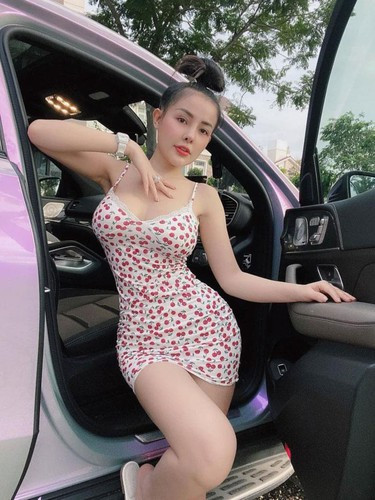 "Nói chung là Ngân sợ tính trước bước không qua, cho nên Ngân có bao nhiêu, Ngân chơi bấy nhiêu. Nói thiệt là Ngân không dám mua trả góp mọi người à. Ngân sợ lắm. Chứ không phải cứ muốn là mua trả góp đâu mọi người ơi" - Gái xinh Bình Định cho biết thêm.
