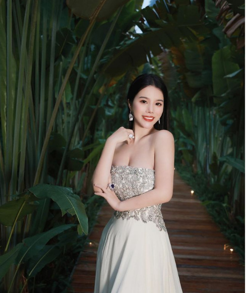 Rich kid Từ Vãn Vãn (Wendy Yu, sinh năm 1990) là con gái duy nhất của "ông hoàng cửa gỗ châu Á" Từ Tĩnh Uyên (Jingyuan Yu) - người sáng lập Tập đoàn Mengtian, nhà sản xuất cửa gỗ lớn nhất ở Trung Quốc.