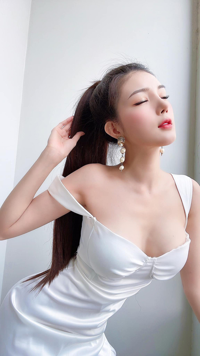 Khác với những người đẹp showbiz thường giấu giếm chuyện "dao kéo", Lilly Luta sẵn sàng công khai cả hành trình phẫu thuật thẩm mỹ của mình.