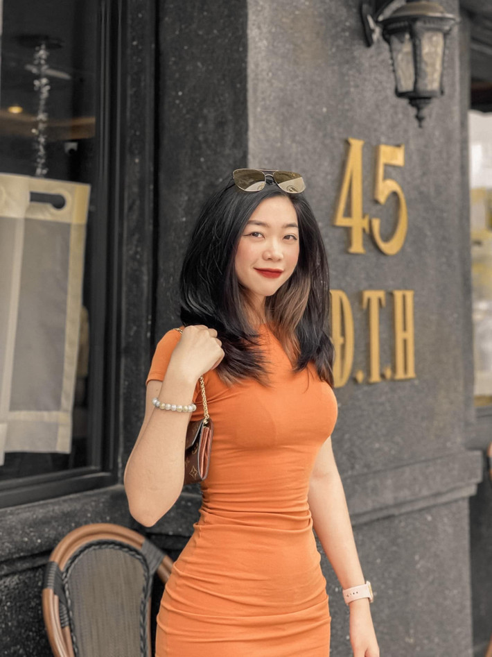 Cô nàng nổi tiếng bởi thân hình "đồng hồ cát", số đo 3 vòng chuẩn không cần chỉnh khiến nhiều người ao ước.