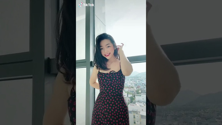 Trên trang TikTok của mình, Uyển My thường đăng tải các clip nhảy nhót, nhờ thân hình nóng bỏng, đường cong chuẩn đồng hồ cát nên cô nàng có sức hút mạnh mẽ.