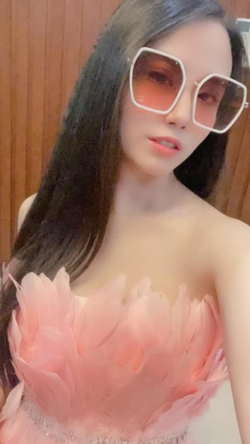 Sau đó người đẹp lấn sân vào sự nghiệp diễn xuất khi ghi dấu tên tuổi qua các bộ phim hài ngắn, phim truyền hình...