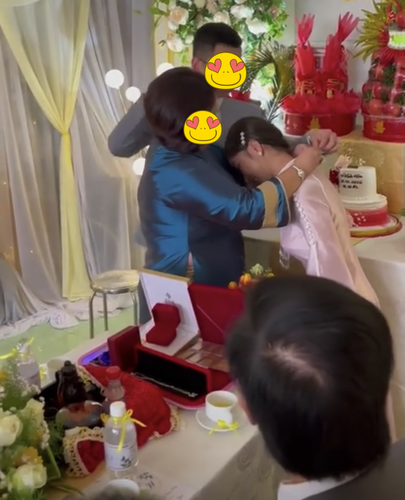 Thời điểm vẫn còn bên nhau, Nhật Lê cũng thường xuyên được Quang Hải dẫn về nhà dùng cơm với bố mẹ. Cô và mẹ ruột bạn trai cũ có không ít những hình ảnh chụp chung thân thiết.