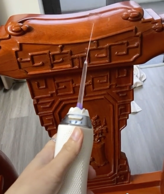 Một trong những cách được cư dân mạng đưa ra vừa nhanh chóng, gọn nhẹ đó là sử dụng tăm nước chuyên dụng để lau từng kẽ nhỏ nhất.