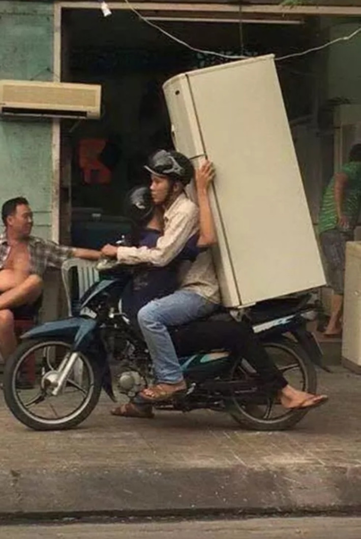 Đây đúng chuẩn siêu shipper khi vừa chở hàng cồng kềnh, lại được giao nhiệm vụ chở người đến nơi an toàn. Ảnh: Tổng hợp
