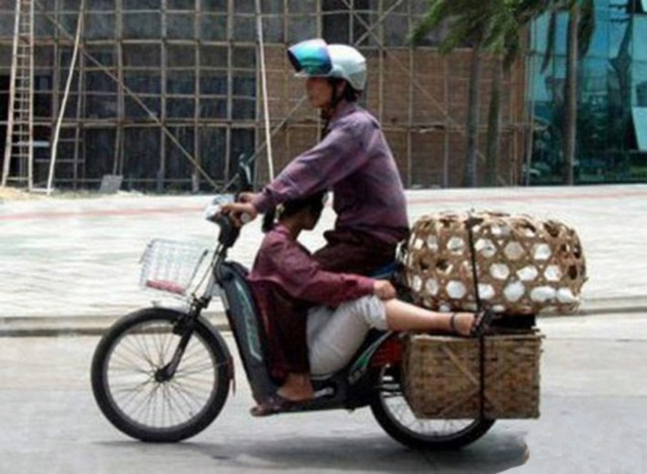 Khó thế mà vẫn ngồi được, chỉ có những tay lái lụa mới có thể nghĩ ra.