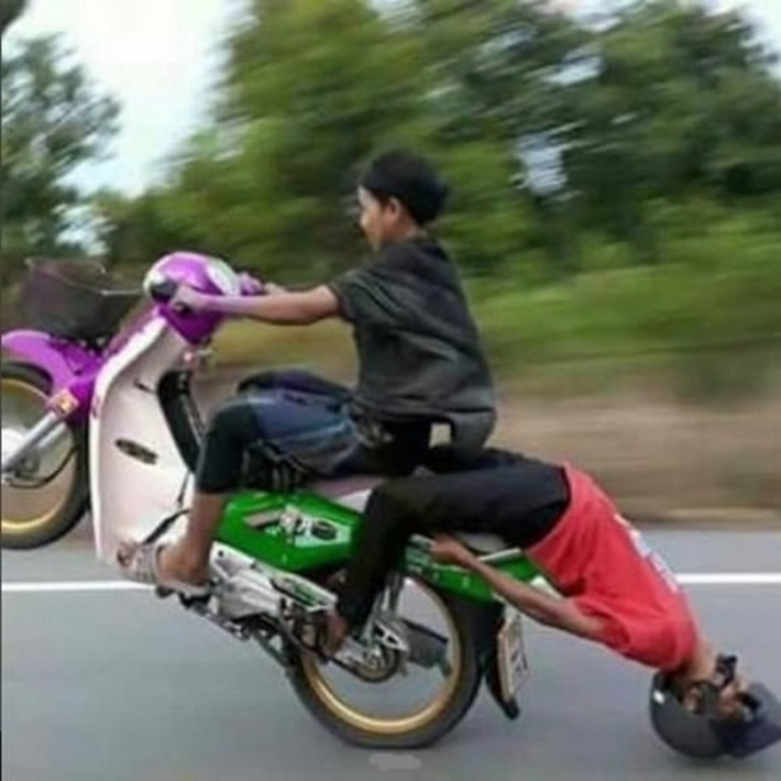 Có vẻ anh như anh chàng cầm lái quên mất còn người bạn đang ngồi phía sau.