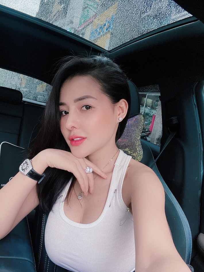Nổi lên chỉ vì những hình ảnh khoe thân không kiêng dè, trang cá nhân của Ngân 98 thu hút hơn 900 ngàn lượt theo dõi, dựa vào lợi thế này, "hot girl ngực khủng" khá thành công trong việc buôn bán hàng online. Ảnh: Tổng hợp