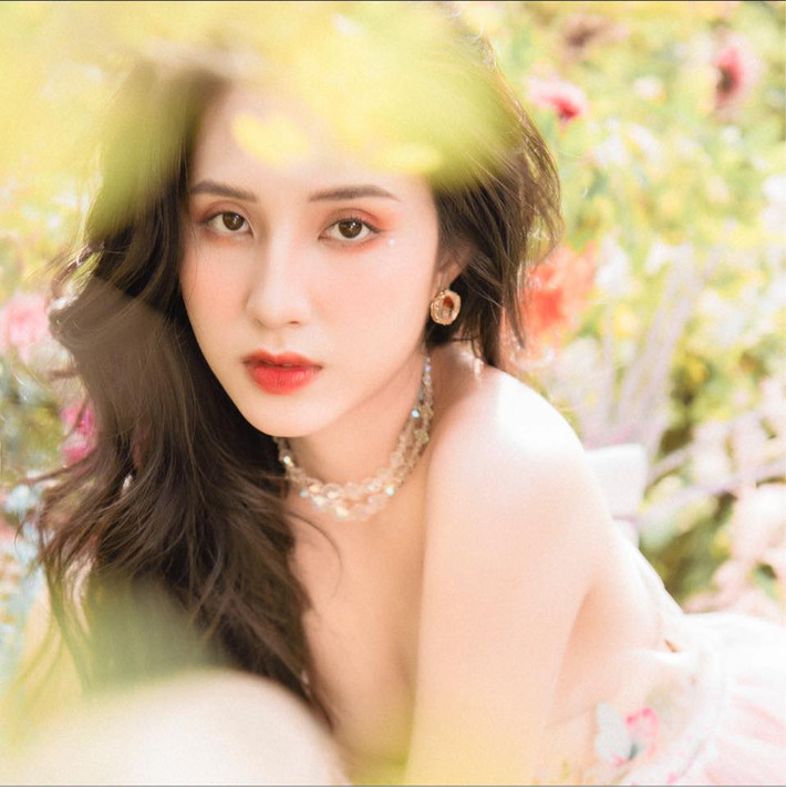 Hot girl tuổi Dần đã gặp rất nhiều rắc rối trong lẫn ngoài đời sau khi chia sẻ việc làm mẹ đơn thân.