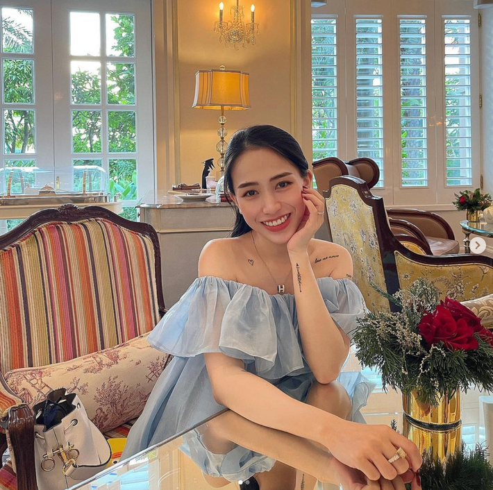 Bà bầu xinh đẹp khoe vóc dáng ngút trời với những đường cong quyến rũ và cơ thể săn chắc, thon gọn.