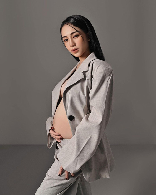 Vừa qua, con gái Minh Nhựa tiết lộ mình có tin vui lần 2 trong bữa tiệc sinh nhật của ông xã Tâm Phạm. Ngoài ra cô nàng còn làm netizen ngỡ ngàng khi liên tục khoe ảnh mang thai nhưng vóc dáng cực đẹp, săn chắc.