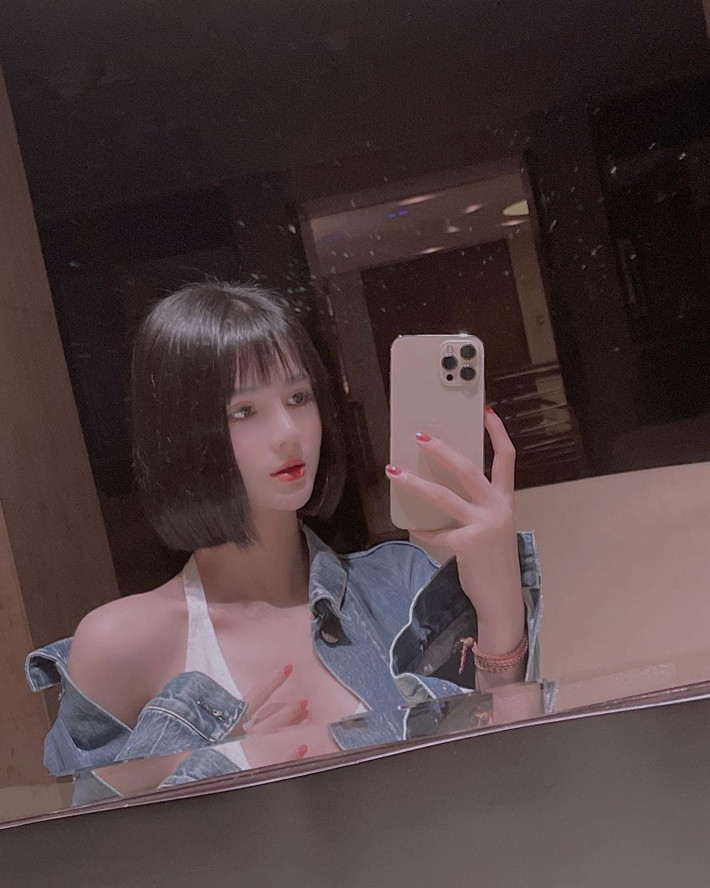 Nhiều người nghĩ rằng, Diệu Linh sẽ phù hợp với phong cách có phần “bánh bèo”, nữ tính. Tuy nhiên, cô nàng lại thích những gì mạnh mẽ, cá tính nhưng không kém phần quyến rũ, gợi cảm.