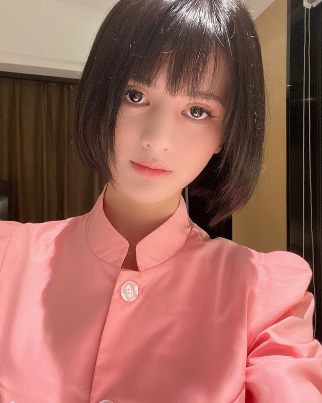 Hoàng Diệu Linh (sinh năm 1995, Yên Bái) là hot girl bất ngờ trở nên nổi tiếng với nhan sắc được ví như búp bê.