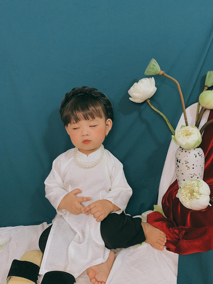 Mới đây, một bộ ảnh của bé gái mặc áo dài chụp Tết đang được cư dân mạng chia sẻ nhiều. Với những biểu cảm cực đáng yêu, mẫu nhí này nhanh chóng trở thành tâm điểm.