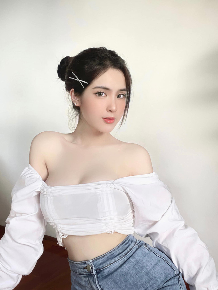 Hot girl Đồng Tháp từng bị nghi ngờ đã can thiệp "dao kéo" để có dung nhan xinh đẹp như hiện tại. Tuy nhiên, cô nàng khẳng định mình chưa bao giờ phẫu thuật thẩm mỹ. Ảnh: FBNV