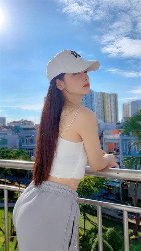 Tuy nhiên mới đây, cô nàng bất ngờ bị cư dân mạng "quay xe" vì lý do không ngờ. Nguyên nhân bắt nguồn từ việc chị vợ chụp màn hình kênh tài khoản TikTok của mình và giới thiệu: "Bài hôm qua mình up lên kênh TikTok bị vi phạm tiêu chuẩn mà không biết lí do sao luôn để sửa. Thôi sau khoẻ khoẻ lại mình livestream TikTok ạ".