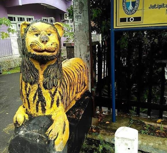 Vốn dĩ chúa tể sơn lâm là linh vật năm Nhâm Dần có hình dáng oai phong, lẫm liệt, thế nhưng chả hiểu sao qua bàn tay của những nghệ nhân chúng lại trở thành những phiên bản lỗi.