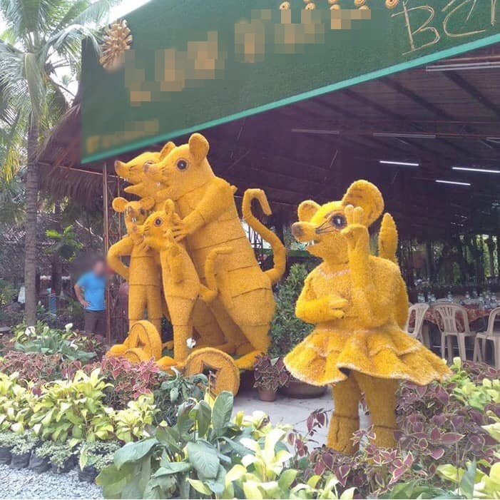 Gia đình chuột đoàn viên hạnh phúc sao lại lẻ ra một bé thế này? netizen đang tranh cãi kịch liệt xem đây là "con ghẻ" hay "tiểu tam" của gia đình.