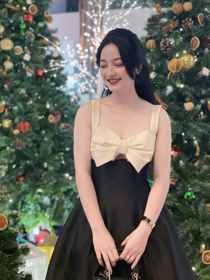 Nhiều người nhận xét, Quỳnh Trâm xinh đẹp và quyến rũ chẳng kém các "bóng hồng showbiz".