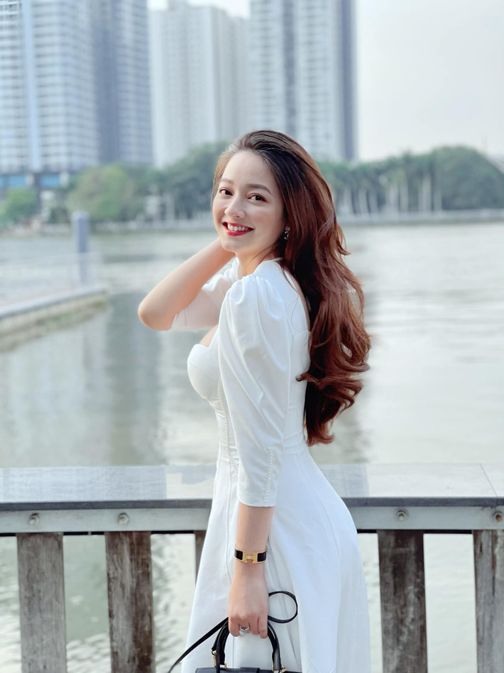 Xinh đẹp và quyến rũ là vậy nhưng Quỳnh Trâm không hướng mình theo con đường nghệ thuật. Cô nàng hiện tại là một nhân viên văn phòng. Ảnh: FBNV