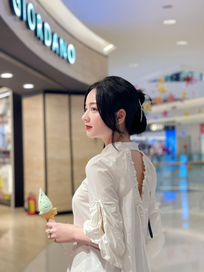 Chẳng những gây ấn tượng bởi làn da trắng sứ, nụ cười rạng rỡ, cô nàng còn thu hút sự chú ý nhờ vóc dáng nảy nở.