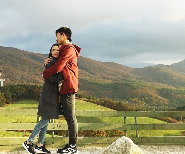Không lâu sau đó, cô nàng cũng đã đăng tải một bức ảnh mặc áo yếm rộng trên Instragram cá nhân như một lời thầm khẳng định mình đang mang thai con đầu lòng.