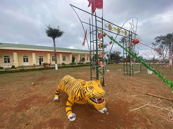 Mới đây, một dàn linh vật hổ ở Tây Nguyên tiếp tục được cư dân mạng chia sẻ rộng rãi vì biểu cảm dễ thương. Được biết, những chú hổ này được các chú bộ đội ở Đại đội BB 1 (BCH Quân sự huyện Đắk Mil, Đắk Nông) sáng tạo.