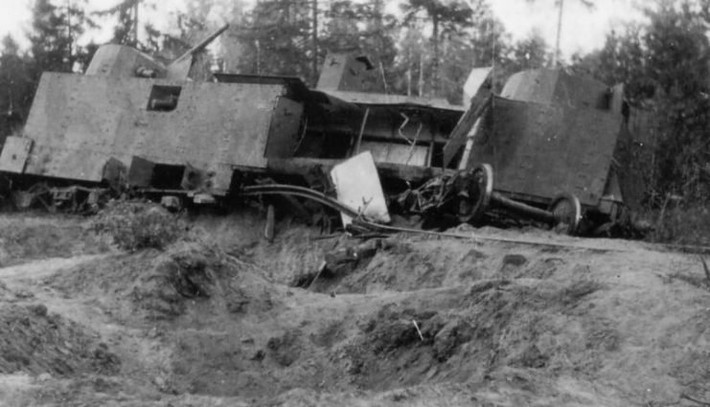 Một đoàn tàu hoả vũ trang của Liên Xô bị vô hiệu hoá do bom. Nguồn ảnh: Warhistory.