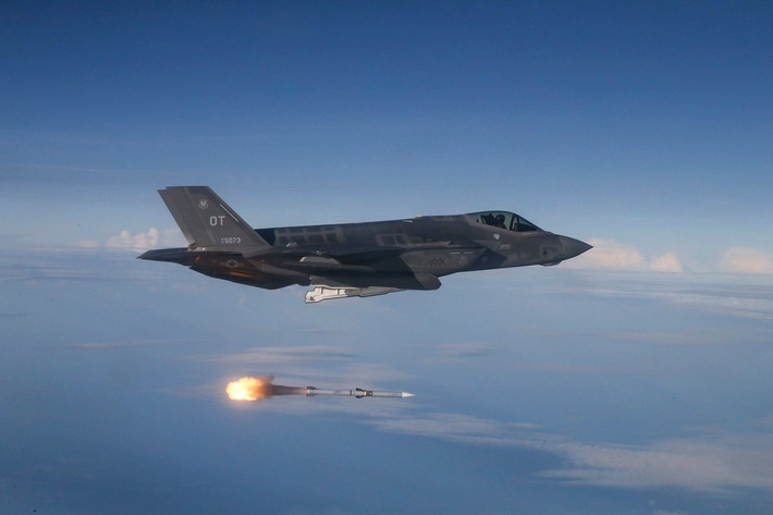 Không quân Hải quân Mỹ cho biết, các phi công F-35C của lực lượng này nếu muốn được công nhận khả năng bay đêm sẽ phải thực hiện tối thiểu 50 pha hạ cánh thành công trên tàu sân bay mà không cần tới mũ bay 400.000 USD dẫn đường. Nguồn ảnh: BI.