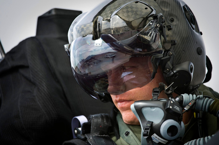 Trong vòng một tuần trở lại đây, những chiếc F-35C của Không quân Hải quân Mỹ đã tham gia vào chiến dịch "Thử nghiệm I". Đây là lần đầu tiên F-35C tham gia vào một hoạt động chính thức trên tàu sân bay, sự cố lỗi được phát hiện ngay sau đó. Nguồn ảnh: Helmet.