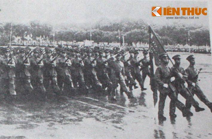 Quân kỳ được đưa qua lễ đài trong cuộc diễu binh lịch sử ngày Quốc khánh năm 1955.