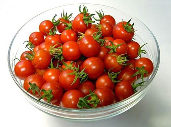 Cà chua bi chứa rất nhiều vitamin C, kẽm, lycopene, và nhiều chất chống oxy hóa giúp làm da tươi sáng, hồng hào. Một chén cà chua bi cung cấp khoảng 27 calo. Nên có thể thay vì mua một cân mận hay táo để cả phòng cùng liên hoan buổi chiều thì bạn hãy mua một cân cà chua bi để các chị em cùng đạt được mục đích “da đẹp dáng xinh”.