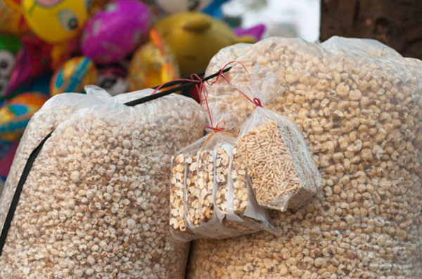 Thực ra bỏng ngô truyền thống là món ăn ít calo hơn bắp rang bơ mà bạn hay mua ở rạp chiếu phim rất nhiều. Tất nhiên nó không thể ngon miệng và thơm lừng như bắp rang bơ, nhưng đây là một lựa chọn thay thế rất phù hợp cho người ăn kiêng.