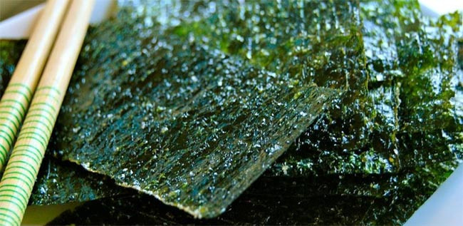 Muốn giảm cân thì phải bỏ thói quen ăn vặt, nhưng với nhiều chị em đây là điều bất khả. Nếu không thể ngừng việc ăn vặt, sao không chọn những món ăn ít calo? Đầu tiên là rong biển sấy. Mỗi lúc thèm khoai tây chiên, bạn có thể thay thế bằng một gói rong biển sấy thơm ngon. Rong biển sấy có vị mằn mặn giòn giòn, nó chứa rất ít calo (mỗi gói cung cấp khoảng 25 calo), mà lại cung cấp nhiều dinh dưỡng có lợi cho cơ thể như magie và canxi.