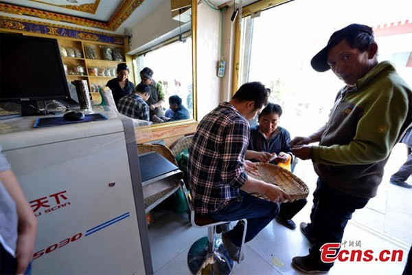 Nhiều cửa hàng tại thành phố Lhasa dùng máy quét để phân biệt đông trùng hạ thảo xịn với sản phẩm dởm.