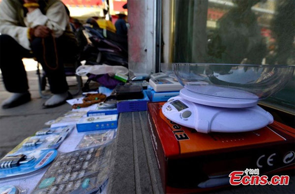Giá của đông trùng hạ thảo ở Tây Tạng năm nay thấp hơn so với cùng kỳ năm ngoái, China Daily đưa tin.