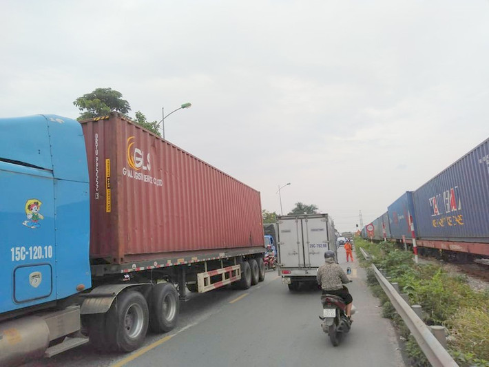 Trao đổi với PV, một cán bộ cảnh sát giao đội 8 TP Hà Nội cho biết, "hiện chúng tôi đang điều tiết cũng như phối hợp để thi thể nạn nhân ra".